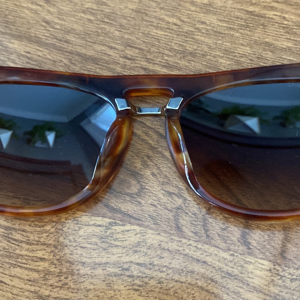 Prada sunglasses; tortoise frames; original case and box unisex - Picture 13 of 13